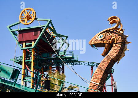 Tampa, Florida. Ottobre 25, 2018 Cobra della maledizione Roller Coaster è adrenalina con una coinvolgente esperienza a tema al Bush Gardens Tampa Theme Park. Foto Stock