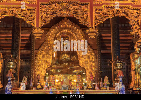 All'interno di una golden tempio buddista, Vietnam Foto Stock