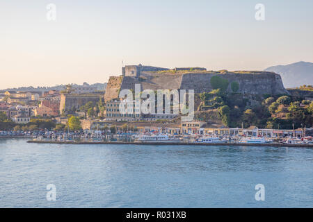 Corfù, Grecia - 16.10.2018: Neo Frourio, la città di Corfù viste dal mare Corfu, Isole Ionie, Grecia Foto Stock