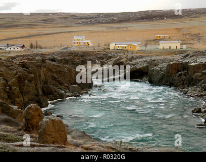 Skjalfandafljot banca di fiume in corrispondenza del lato opposto della cascata Godafoss, regione settentrionale dell'Islanda Foto Stock