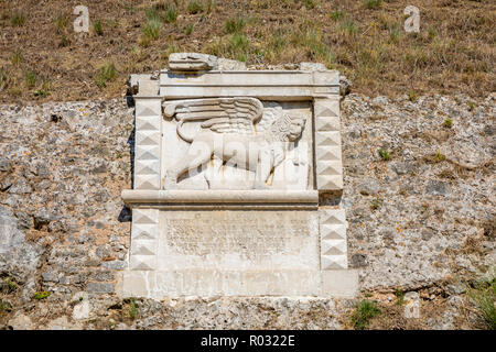 Vecchia scultura in marmo di un leone sulla parete della fortezza nella città di Corfù, Grecia Foto Stock