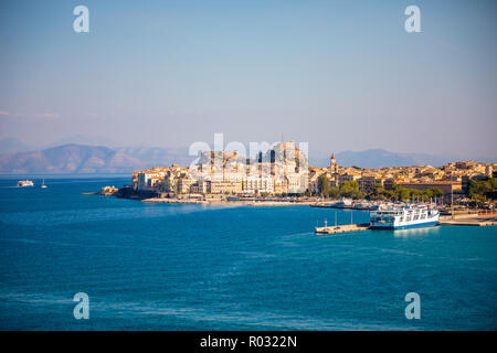 Corfù, Grecia - 16.10.2018: citta di Corfu vista dall'acqua, Grecia Foto Stock