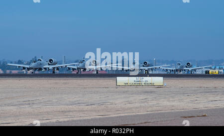 SAN DIEGO (ott. 31, 2018) Quattro U.S. Air Force A-10 Thunderbolt da IIs 354Fighter Squadron "Bulldog" taxi Naval Air Station North Island durante il Phoenix Fire 2018. Il "Bulldog" supportato Phoenix Fire da Davis-Monthan Air Force Base, Ariz., amplificando questa piccola Littoral Combat esercizio. Phoenix Fire è stata condotta nella California del Sud in elicottero in mare la lotta contro le armi scuola pacifico per migliorare la prontezza di combattimento attraverso il robusto, addestramento realistico fornendo interforze e ai partner la possibilità di lavorare con più attività in un marittimo e del litorale ambiente. Stati Uniti Nav Foto Stock