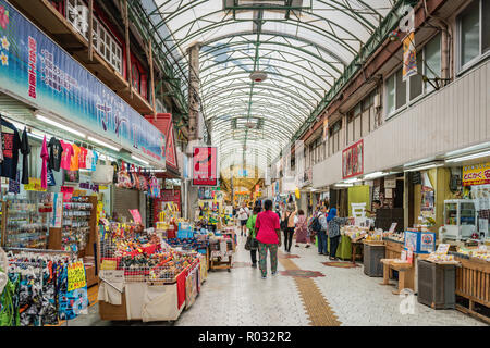 Okinawa / Giappone - 9 Ottobre 2018: Centrale a produrre, carne, pesce e general merchandise mercato di Naha. Foto Stock