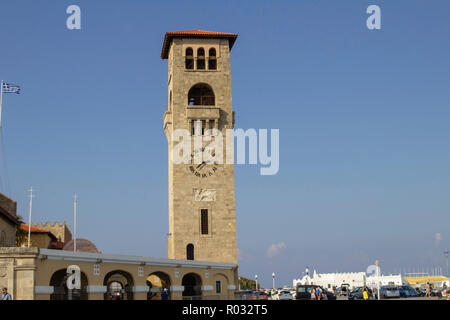 Mandraki Harbour,Rhodes, Grecia. Il campanile della chiesa Evangelismos. Foto Stock