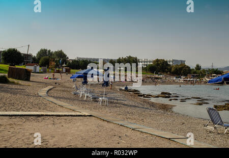 La spiaggia di Kolymbia,Rhodes, Grecia in una giornata di sole con le persone sole. Foto Stock