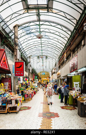 Okinawa / Giappone - 9 Ottobre 2018: Centrale a produrre, carne, pesce e general merchandise mercato di Naha. Foto Stock