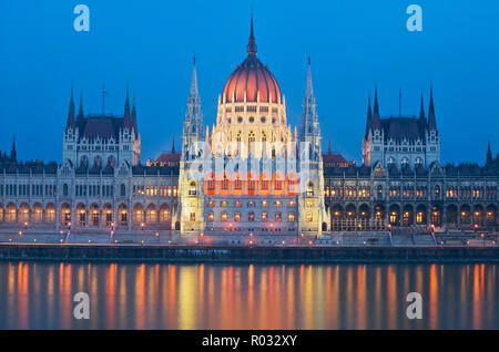 Il Palazzo del Parlamento si riflette nel fiume Danubio, Budapest, Ungheria Foto Stock