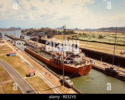 Panama City, Panama - marzo 2018: navi cargo che attraversa il Canale di Panama, Miraflores Locks, Panama City Foto Stock