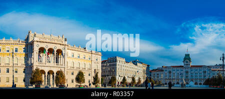 Vista panoramica di Piazza dell'Unità d'Italia durante le feste natalizie, Trieste, Friuli Venezia Giulia, Italia Foto Stock