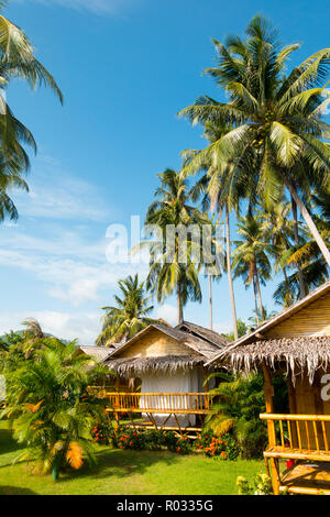 Vista verticale di bamboo bungalows e palme vicino al villaggio di pescatori, Bophut, Ko Samui, Tailandia Foto Stock