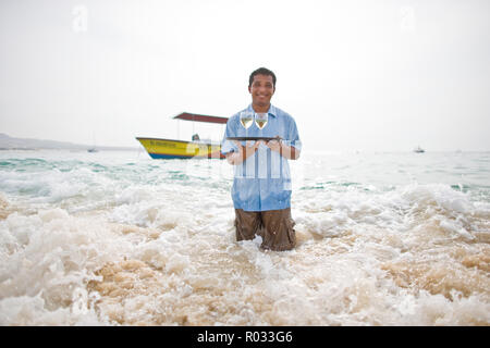 Bilanciamento del cameriere wineglasses sul vassoio nel surf Foto Stock