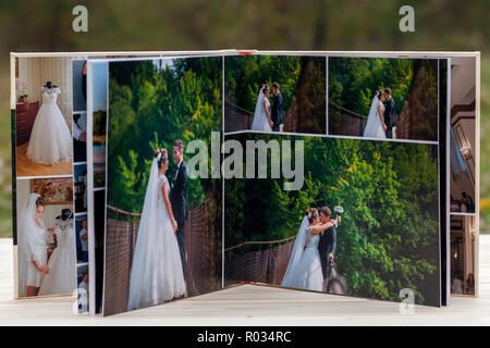 Aprire le pagine di marrone in pelle di lusso libro di matrimonio o di un album Foto Stock