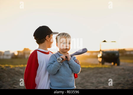 Fratelli a giocare a baseball Foto Stock