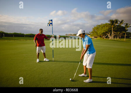 Giovane divertirsi giocando a golf. Foto Stock