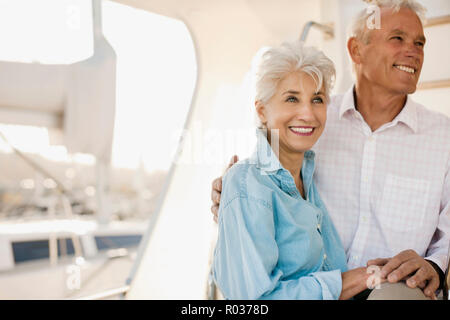 Sorridente coppia senior di tenere le mani sul ponte di una nave. Foto Stock