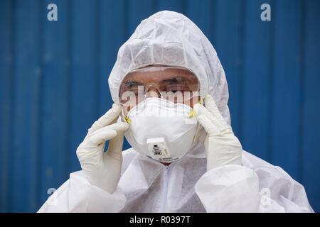 Tuaran Malaysia-Aug Sabah 4,2018 : lavoratore veterinaria di indossare dispositivi di protezione personale durante l'influenza aviaria (influenza aviaria) controllo sul pollo barn Foto Stock