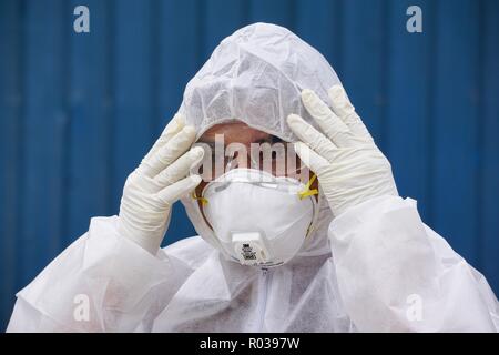 Tuaran Malaysia-Aug Sabah 4,2018 : lavoratore veterinaria di indossare dispositivi di protezione personale durante l'influenza aviaria (influenza aviaria) controllo sul pollo barn Foto Stock