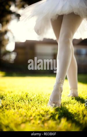 Le gambe di una giovane ballerina in un parco. Foto Stock