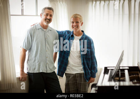 Ritratto di un sorridente padre e figlio. Foto Stock