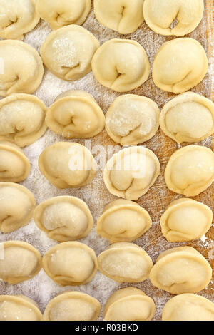 Canederli di carne sulla scheda di cucina. Gnocchi o ravioli è un tradizionale orientale cucina slava piatto conosciuto anche come pelmeni. Foto Stock