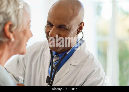 Donna matura ottiene il suo battito cardiaco controllato dal medico. Foto Stock