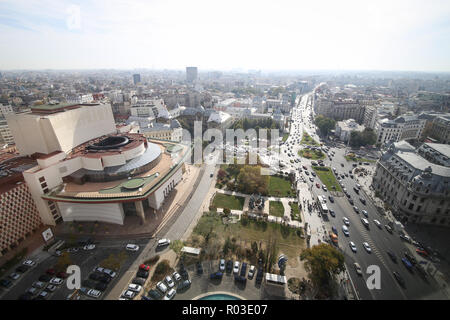 University square e il rumeno il Teatro Nazionale di Bucarest, visto da sopra Foto Stock