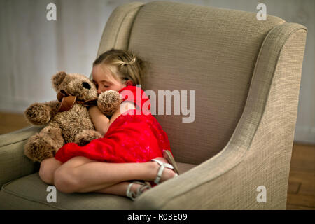 Giovane ragazza tenendo un pan con il suo orsacchiotto di peluche. Foto Stock