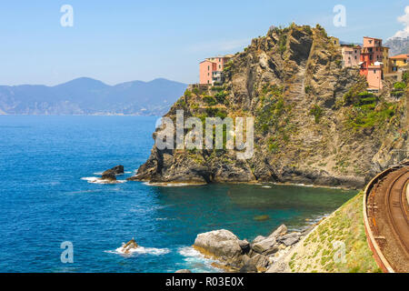 Vista sul blu Mare Mediterraneo e le montagne di Cinque Terre, Italia in una giornata di sole con cielo blu. Foto Stock