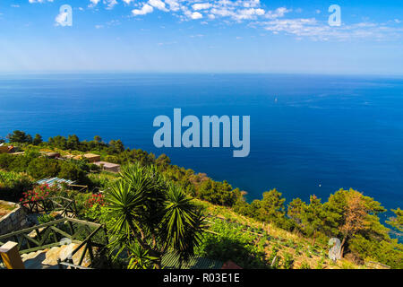 Vista sul blu Mare Mediterraneo e le montagne di Cinque Terre, Italia in una giornata di sole con cielo blu. Foto Stock