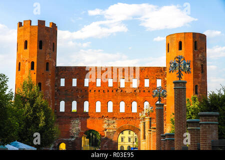 Vista sulla Porta Palatina di Torino in una giornata di sole. Foto Stock