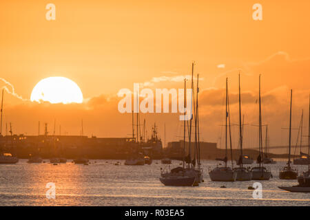 Il sole sorge su Hoo marina nel Kent. Dotato di: atmosfera dove: Hoo, Regno Unito quando: 01 Ott 2018 Credit: WENN.com Foto Stock