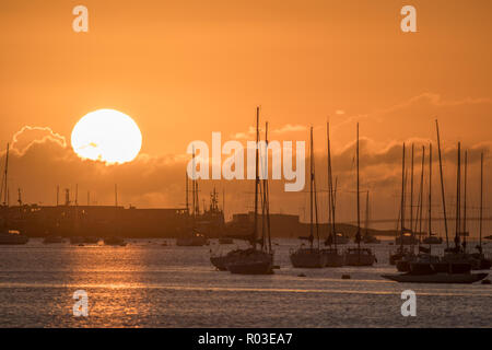 Il sole sorge su Hoo marina nel Kent. Dotato di: atmosfera dove: Hoo, Regno Unito quando: 01 Ott 2018 Credit: WENN.com Foto Stock