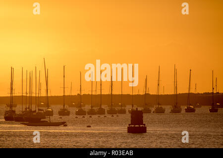 Il sole sorge su Hoo marina nel Kent. Dotato di: atmosfera dove: Hoo, Regno Unito quando: 01 Ott 2018 Credit: WENN.com Foto Stock