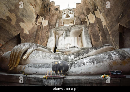 Il XIII secolo il tempio che sancisca la più grande immagine del Buddha in Sukhothai, Thailandia. Phra Achana in Wat Si Chum. Foto Stock