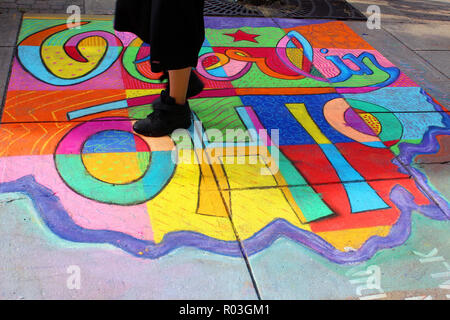 Voce colorata in un marciapiede arte concorso ("Chalk piedi') in Oberlin, Ohio, Stati Uniti d'America Foto Stock