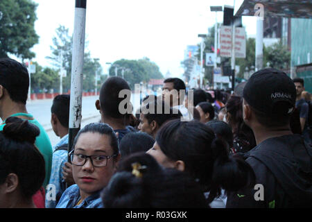 La popolazione locale in attesa di funzionari (probabilmente da un evento BIMSTEC) passando da Kathmandu. Preso in Nepal, Agosto 2018. Foto Stock