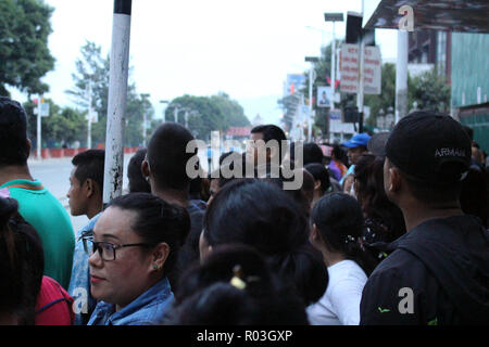 La popolazione locale in attesa di funzionari (probabilmente da un evento BIMSTEC) passando da Kathmandu. Preso in Nepal, Agosto 2018. Foto Stock