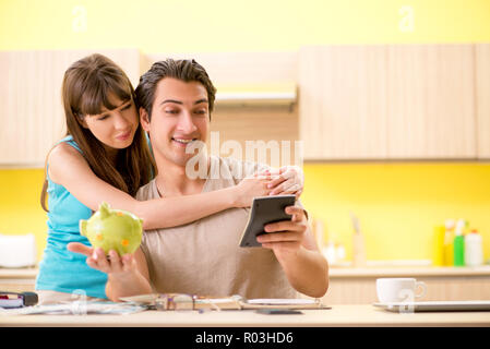 Famiglia giovane lottando con personal finance Foto Stock