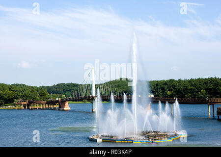 Fontane furono schizzando in lake park, Jeollabuk-do Provincia, Corea del Sud. Foto Stock