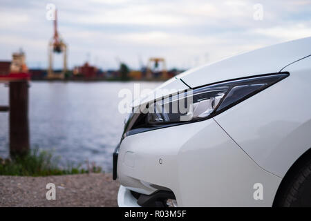 RIGA, maggio 2018 - Nissasn LEAF - totalmente elettrico veicolo a emissioni zero viene visualizzato per scopi editoriali. Foto Stock