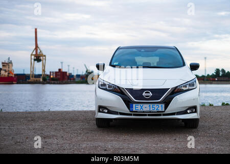 RIGA, maggio 2018 - Nissasn LEAF - totalmente elettrico veicolo a emissioni zero viene visualizzato per scopi editoriali. Foto Stock