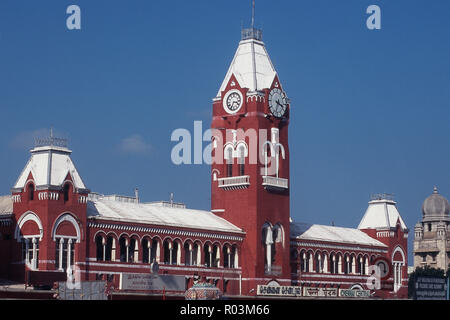 Vista di Chennai central railway station, Chennai, nello Stato del Tamil Nadu, India, Asia Foto Stock