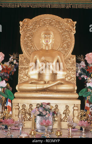 Statua del Buddha, Mulagandha Kuti Vihar Sarnath, Varanasi, Uttar Pradesh, India, Asia Foto Stock