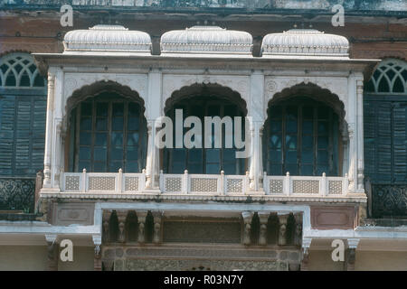 Balcone di palazzo, Ramnagar Fort, Varanasi, Uttar Pradesh, India, Asia Foto Stock