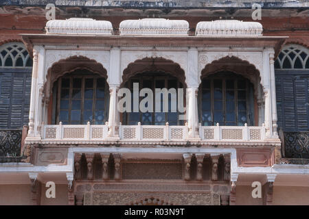 Balcone di palazzo, Ramnagar Fort, Varanasi, Uttar Pradesh, India, Asia Foto Stock