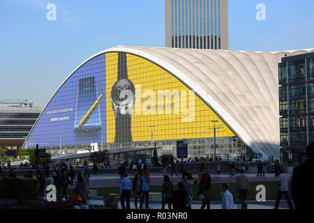 Parigi, Francia - 16 Ottobre 2018: CNIT o al Centro delle Nuove Industrie e Tecnologie Edificio, La Defense, Parigi, Francia, Europa Foto Stock