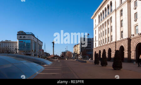 SOFIA, BULGARIA - 20 dicembre 2016: Indipendenza (Nezavisimost) Square in Sofia Bulgaria Foto Stock