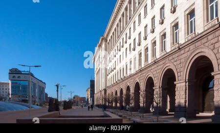 SOFIA, BULGARIA - 20 dicembre 2016: Indipendenza (Nezavisimost) Square in Sofia Bulgaria Foto Stock