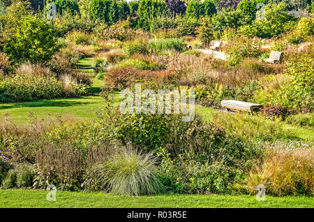 Utrecht, Paesi Bassi, 27 Settembre 2018: panoramica del giardino Vlinderhof, parte di Maximapark nel quartiere Leidscherijn, in autunno Foto Stock